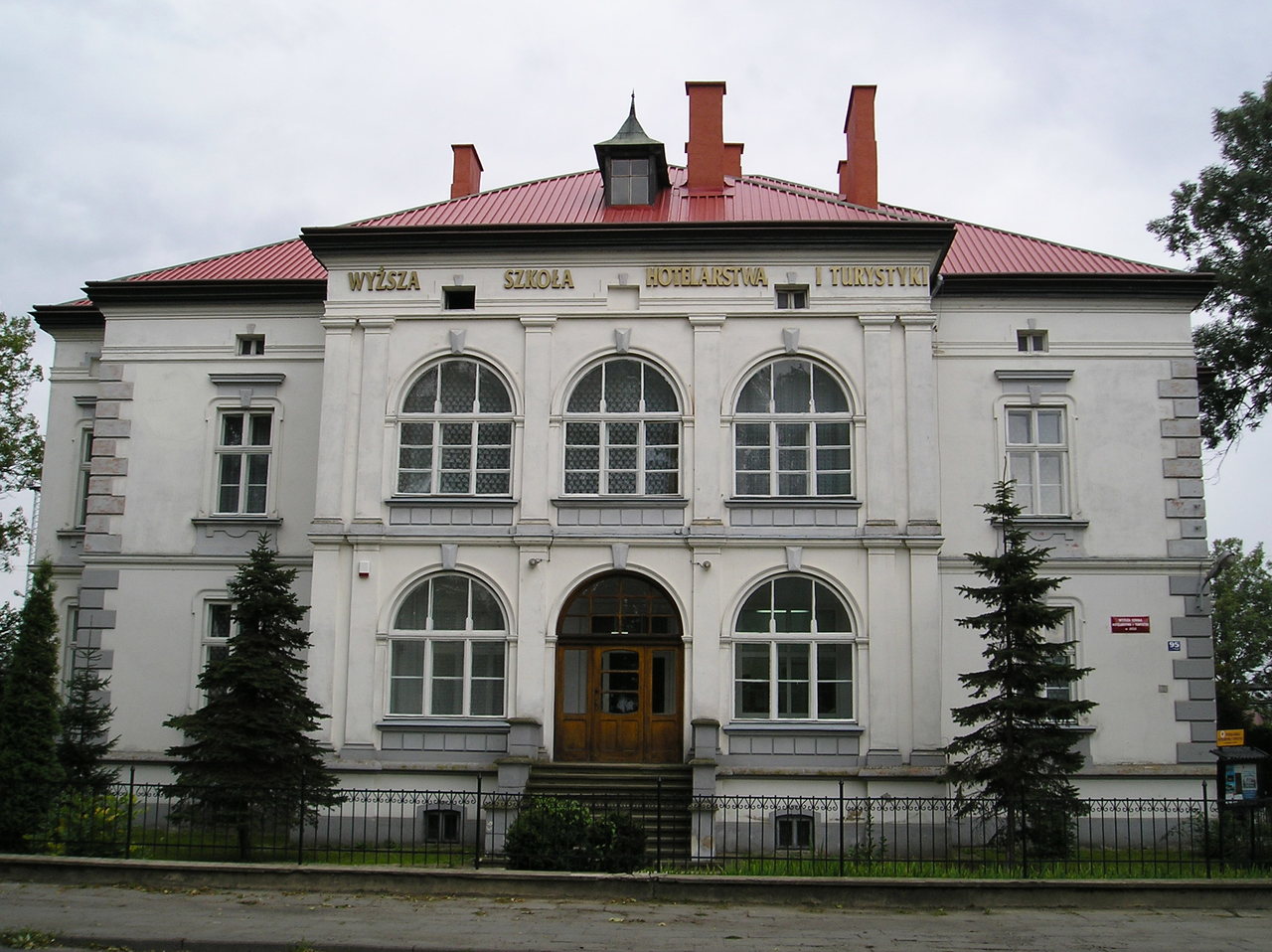 Pierwsza siedziba uczelni na ulicy 3-go Maja