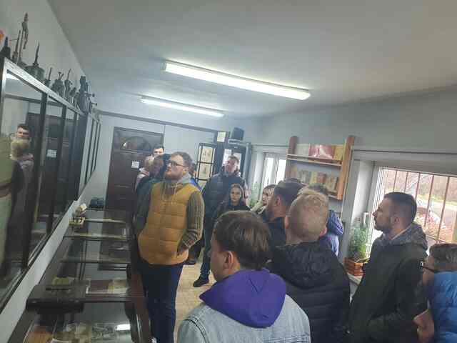 Studenci muzea samochodowe 2024 - Podkarpacka Szkoła Wyższa w Jaśle