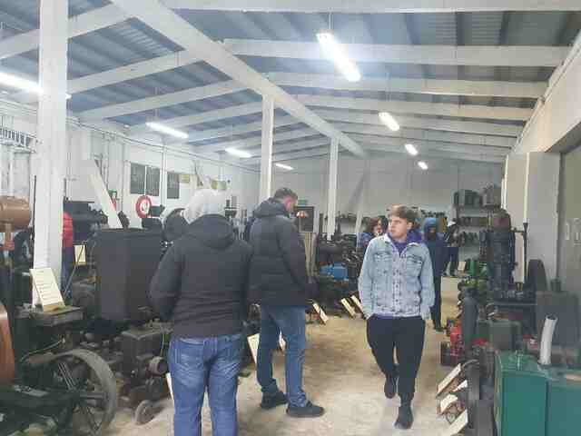 Studenci muzea samochodowe 2024 - Podkarpacka Szkoła Wyższa w Jaśle