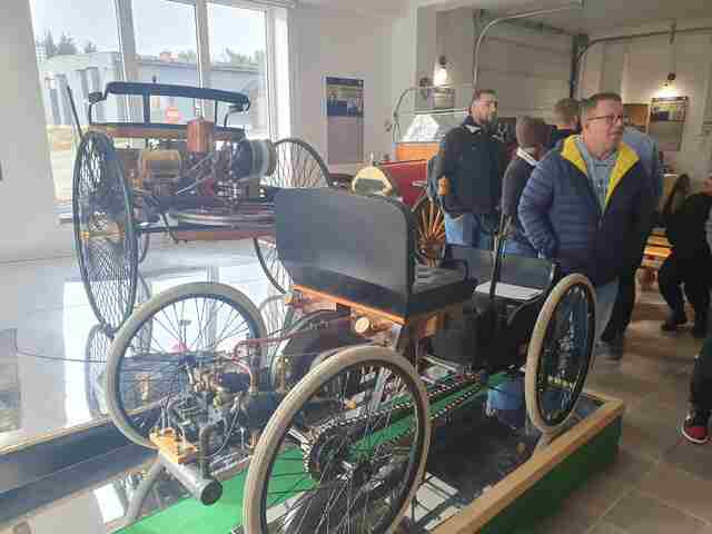 Studenci muzea samochodowe 2024 - Podkarpacka Szkoła Wyższa w Jaśle