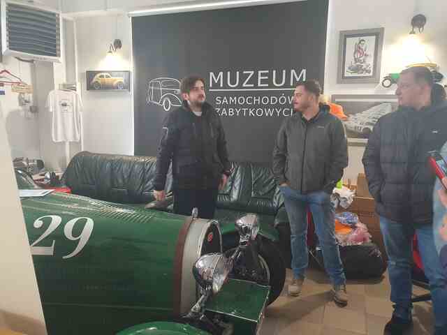 Studenci muzea samochodowe 2024 - Podkarpacka Szkoła Wyższa w Jaśle