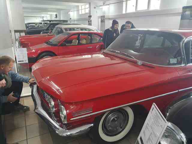 Studenci muzea samochodowe 2024 - Podkarpacka Szkoła Wyższa w Jaśle