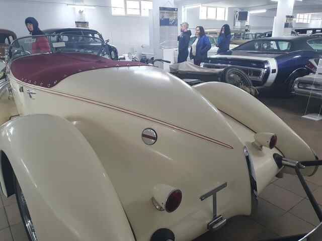 Studenci muzea samochodowe 2024 - Podkarpacka Szkoła Wyższa w Jaśle