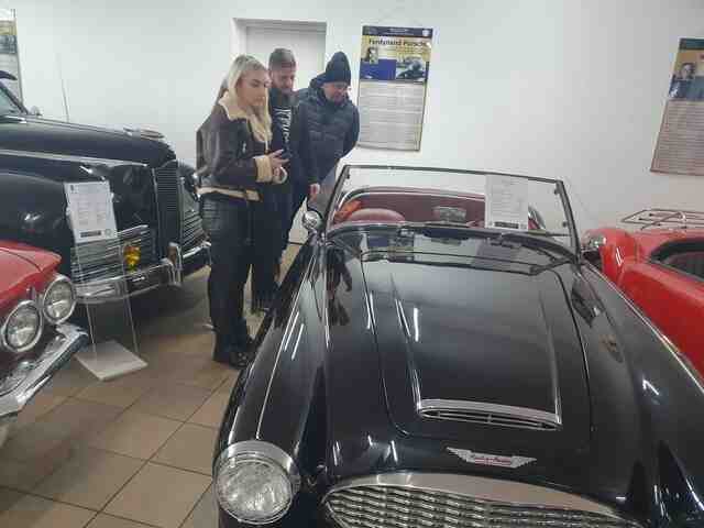 Studenci muzea samochodowe 2024 - Podkarpacka Szkoła Wyższa w Jaśle