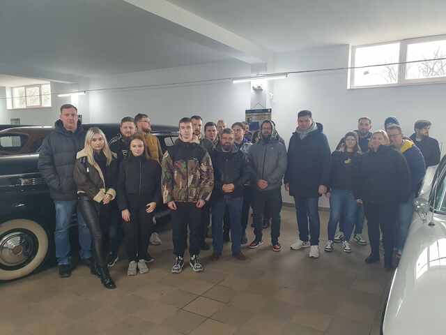 Studenci muzea samochodowe 2024 - Podkarpacka Szkoła Wyższa w Jaśle