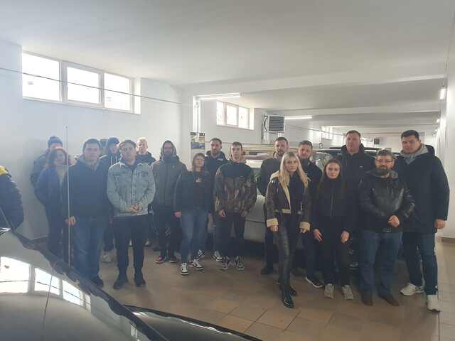 Studenci muzea samochodowe 2024 - Podkarpacka Szkoła Wyższa w Jaśle