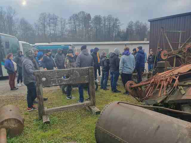 Studenci muzea samochodowe 2024 - Podkarpacka Szkoła Wyższa w Jaśle