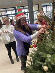 Wspólne ubieranie choinki - Podkarpacka Szkoła Wyższa w Jaśle